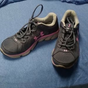 Under armour shoes size: 6.5